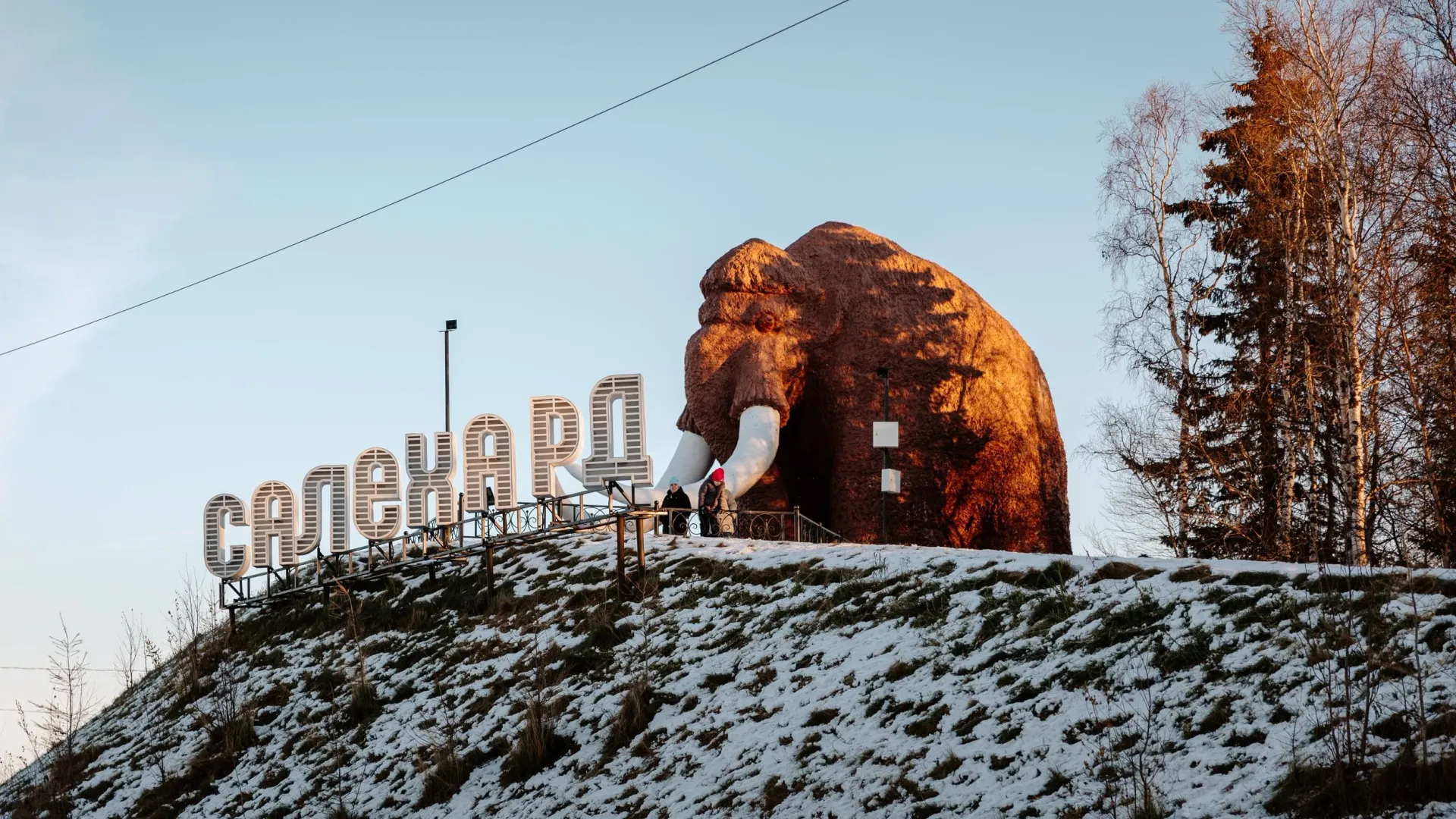 Уже совсем скоро мамонт Митя накинет свою красную шубку... Фото: Юлия Чудинова / «Ямал-Медиа» 