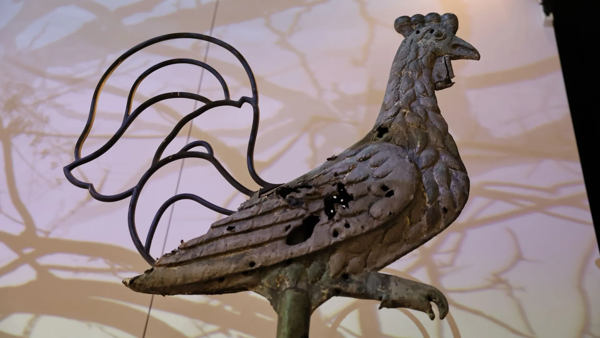 Тот самый петушок, который все-таки сохранился до наших дней. Фото: Андрей Ткачев / «Ямал-Медиа»