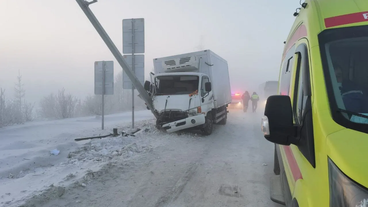 В аварии пострадали два пассажира фургона. Фото предоставлено ОГИБДД Нового Уренгоя