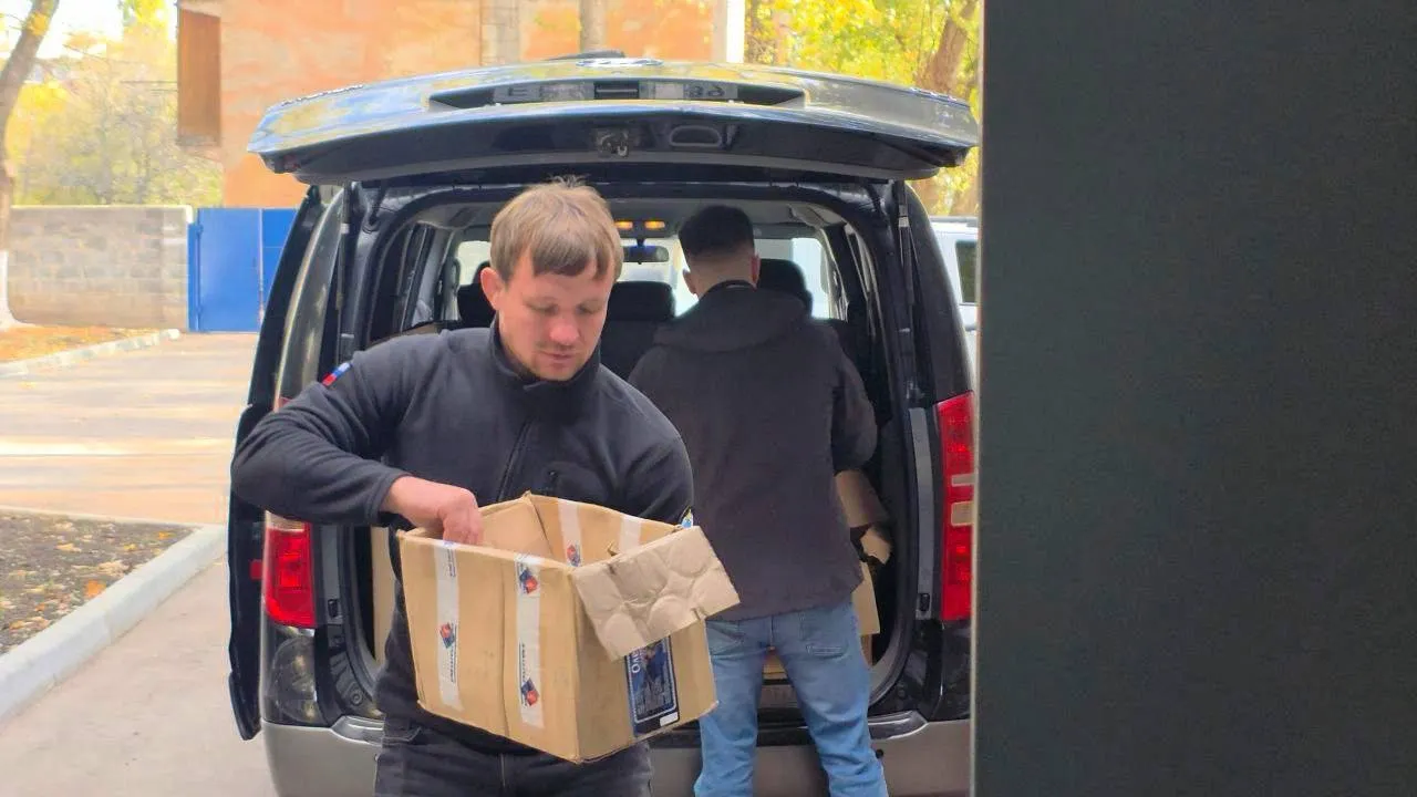 Передача гумпомощи. Фото: Анна Лысикова / «Ямал-Медиа»