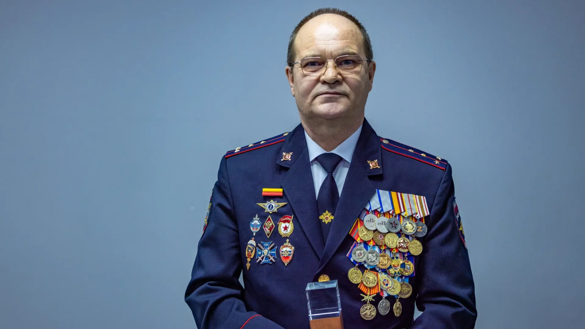 Владимиру Гатаулину награду вручал губернатор ЯНАО Дмитрий Артюхов. Фото: Федор Воронов / «Ямал-Медиа»  