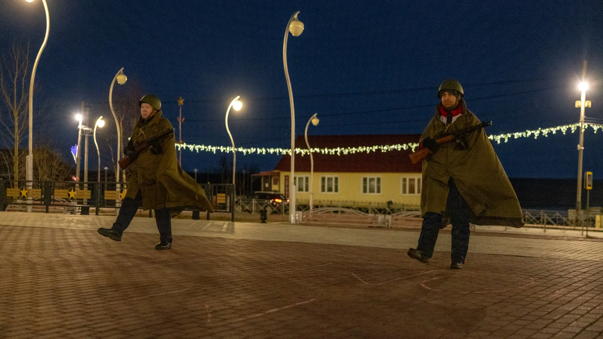 Почетный караул в Мужах в ночь на 9 Мая. Фото: Сергей Зубков / «Ямал-Медиа»