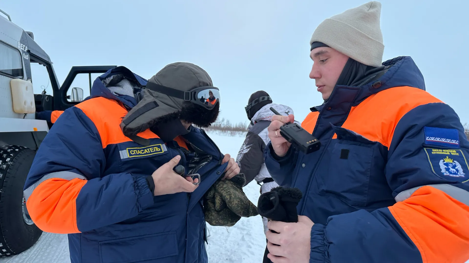 Перед выездом на трассу обязательная подготовка — каждый проверяет исправность рации. Фото: Вера Дронзикова / «Ямал-Медиа»