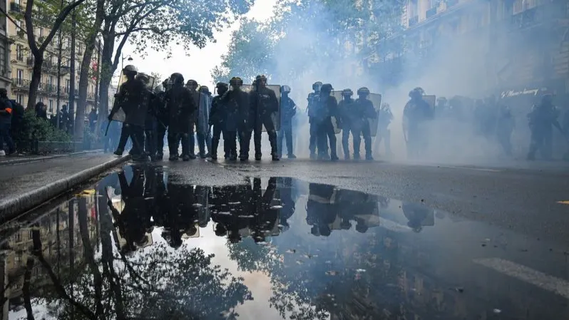 Полиция разгоняет первомайскую демонстрацию в Париже  2023 году. Фото: вpmvfoto/Shutterstock/Fotodom 