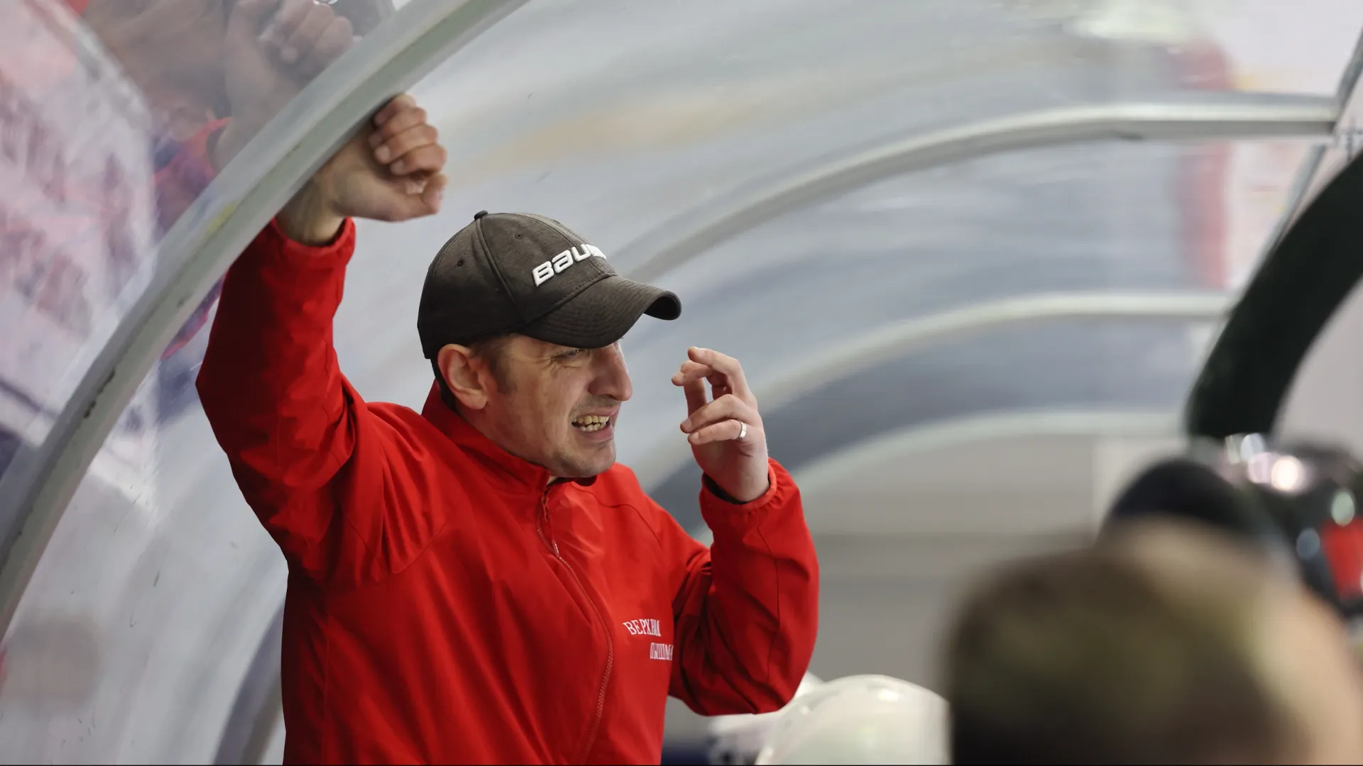 Мы любим хоккей за яркие эмоции не только на льду, но и на скамейке запасных. А вы? Фото: Андрей Ткачев / «Ямал-Медиа»