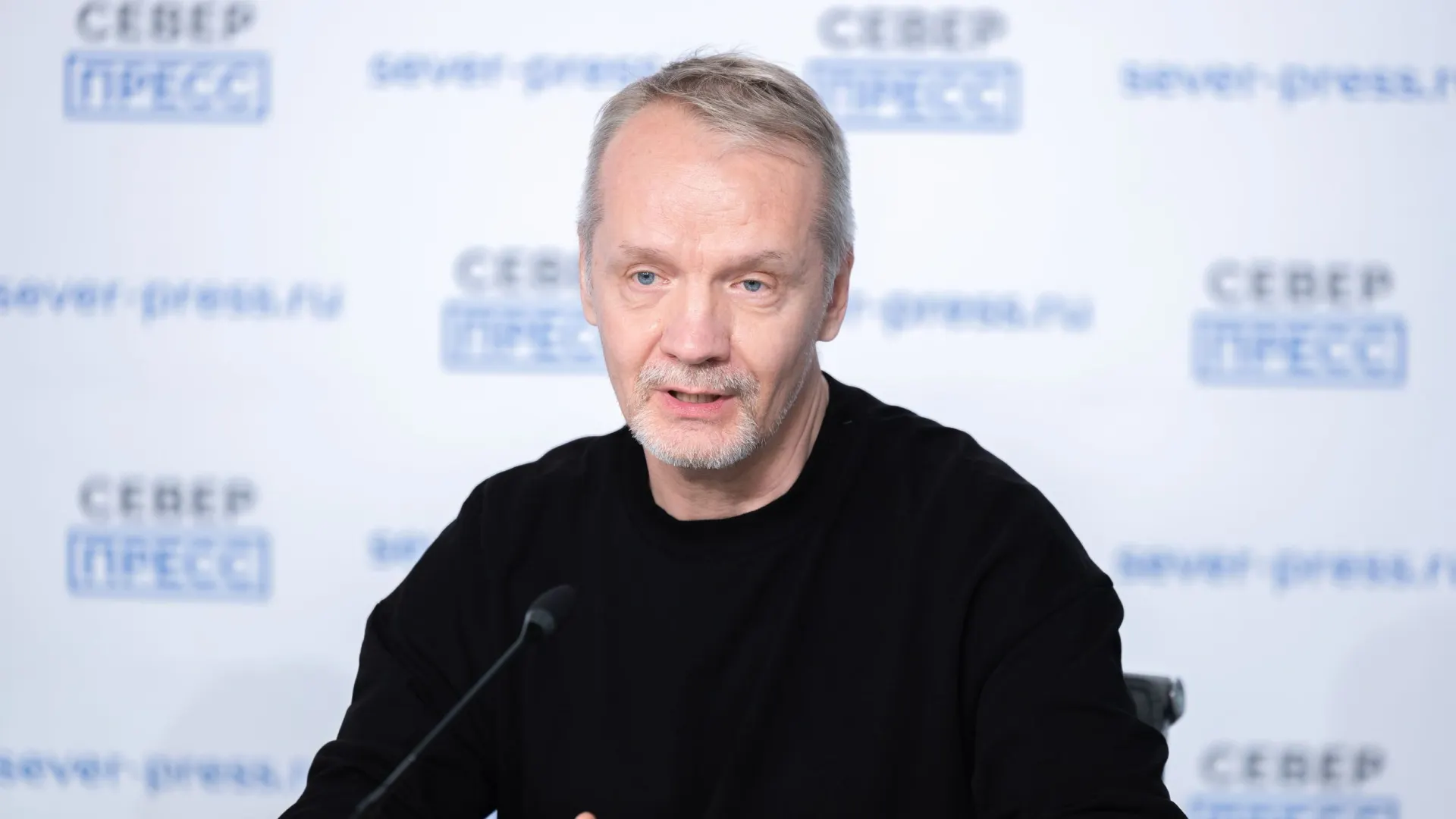 Евгений Венин отметил уникальные возможности, которые создают на Ямале для молодежи.  Фото: Александр Чирва / «Ямал-Медиа»