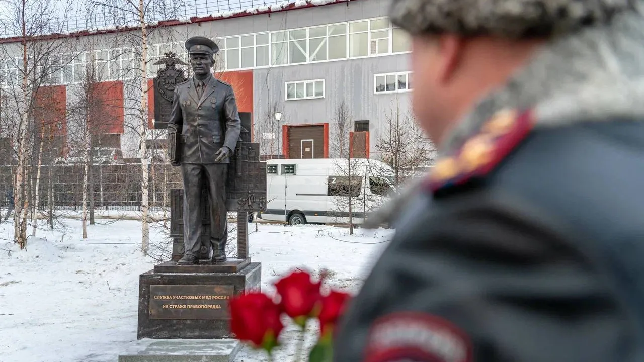 Прообразом для скульптуры стал реальный участковый, работавший в Салехарде в годы войны. Фото: «Ямал-Медиа» 