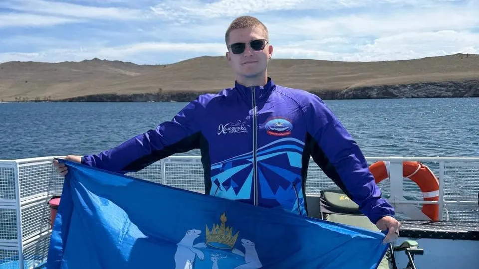 Спортсмен из Нового Уренгоя за последнее время участвовал в заплывах в Баренцевом и Черных морях, на Байкале. Фото  : t.me/svyatdelaet, предоставлено Святогором Борнобаевым.  