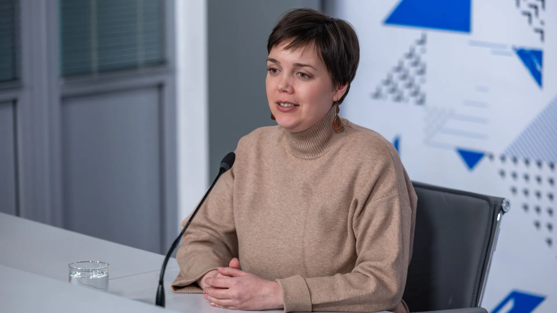 Инга Петраускайте перечислила, что принимают в экодоме для фестиваля. Фото: Александр Чирва / «Ямал-Медиа»