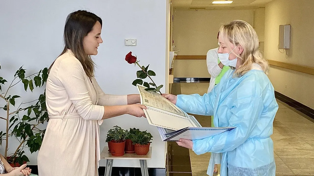 Молодые мамы Ноябрьска получили свидетельства о рождении детей. Фото: vk.com/zagsyanao89