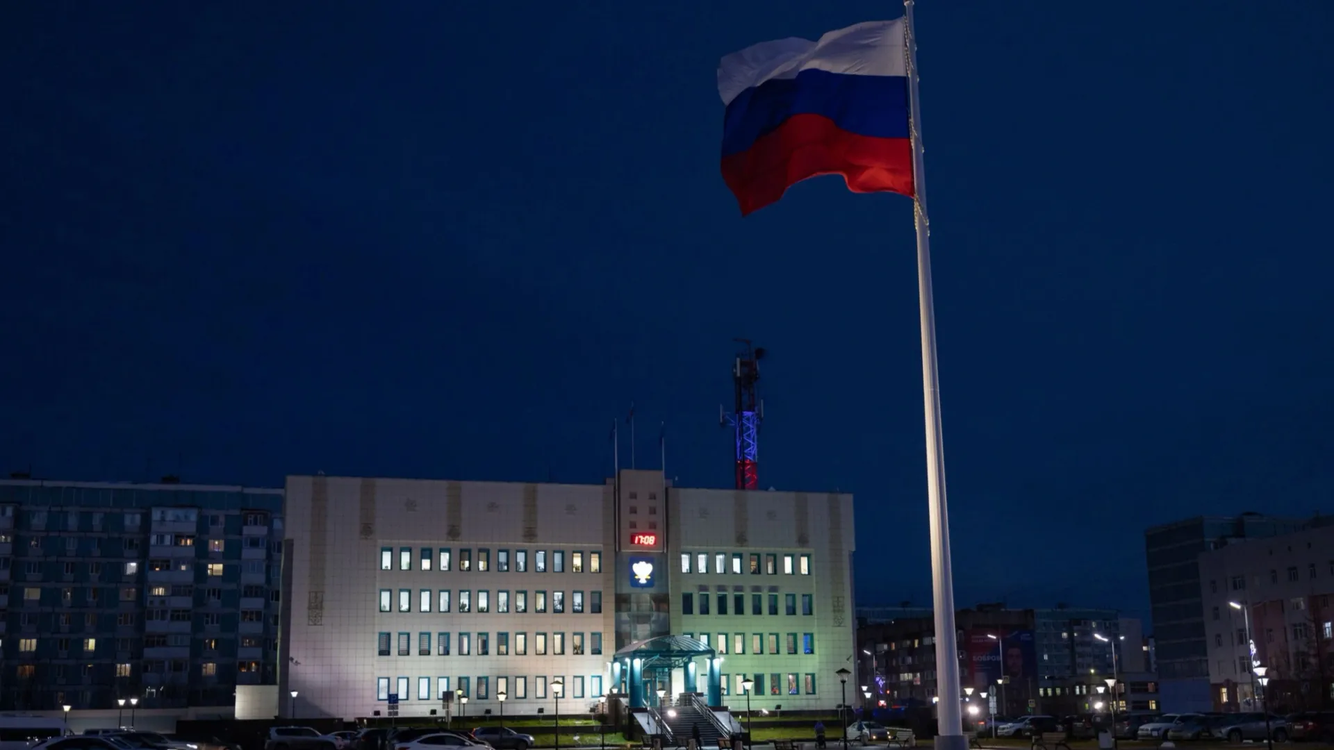 Флаг России временно снят из-за непогоды. Фото: Сергей Зубков / «Ямал-Медиа»