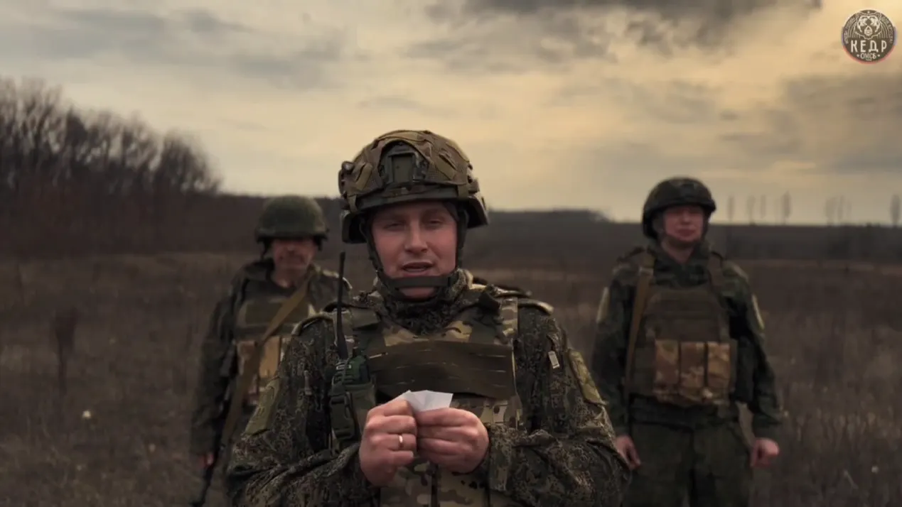 Фото скриншот видеопоздравления бойцов батальона «Кедр»