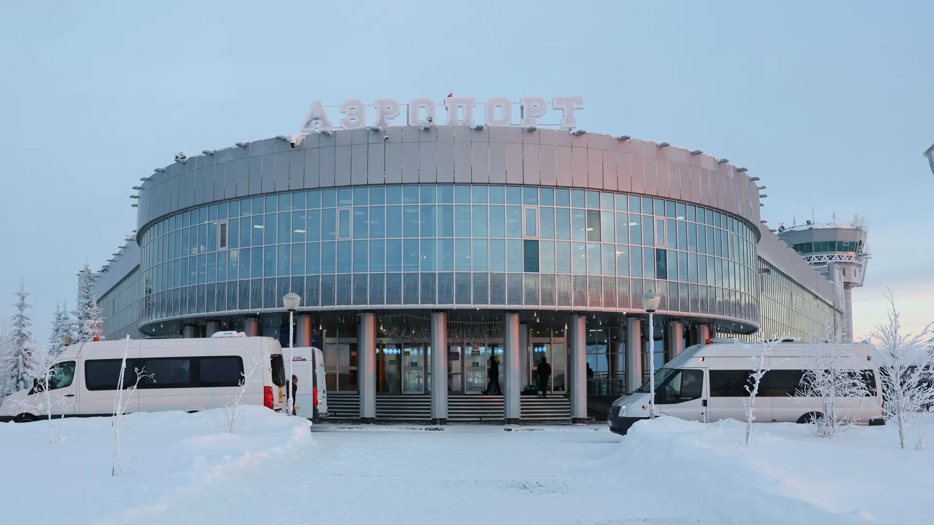 Гостей Салехарда встретили в аэропорту. Фото: Андрей Ткачев / «Ямал-Медиа»