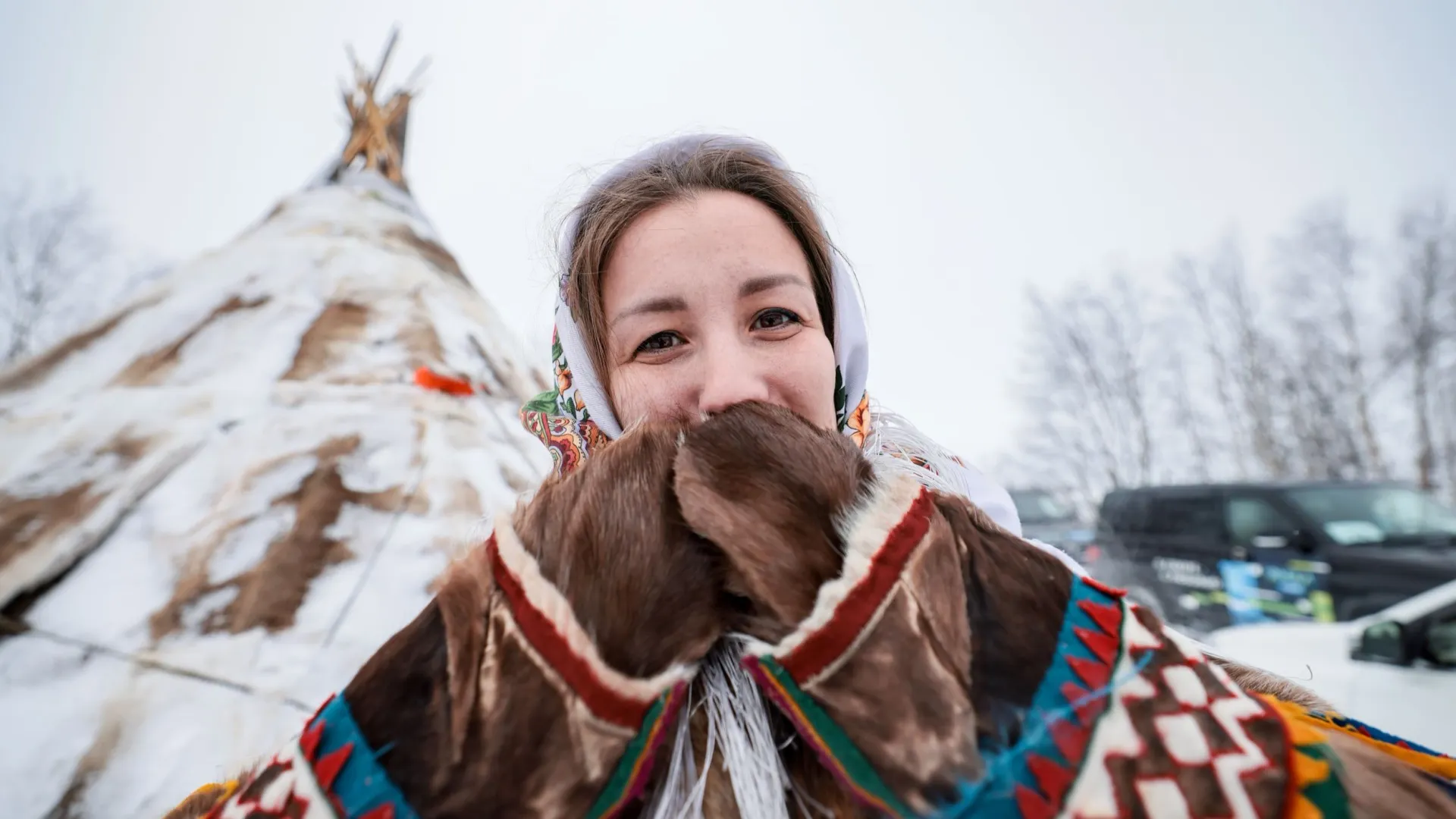 Не замерзнуть на улице в апреле было непростой задачкой. Фото: Сергей Зубков / «Ямал-Медиа»