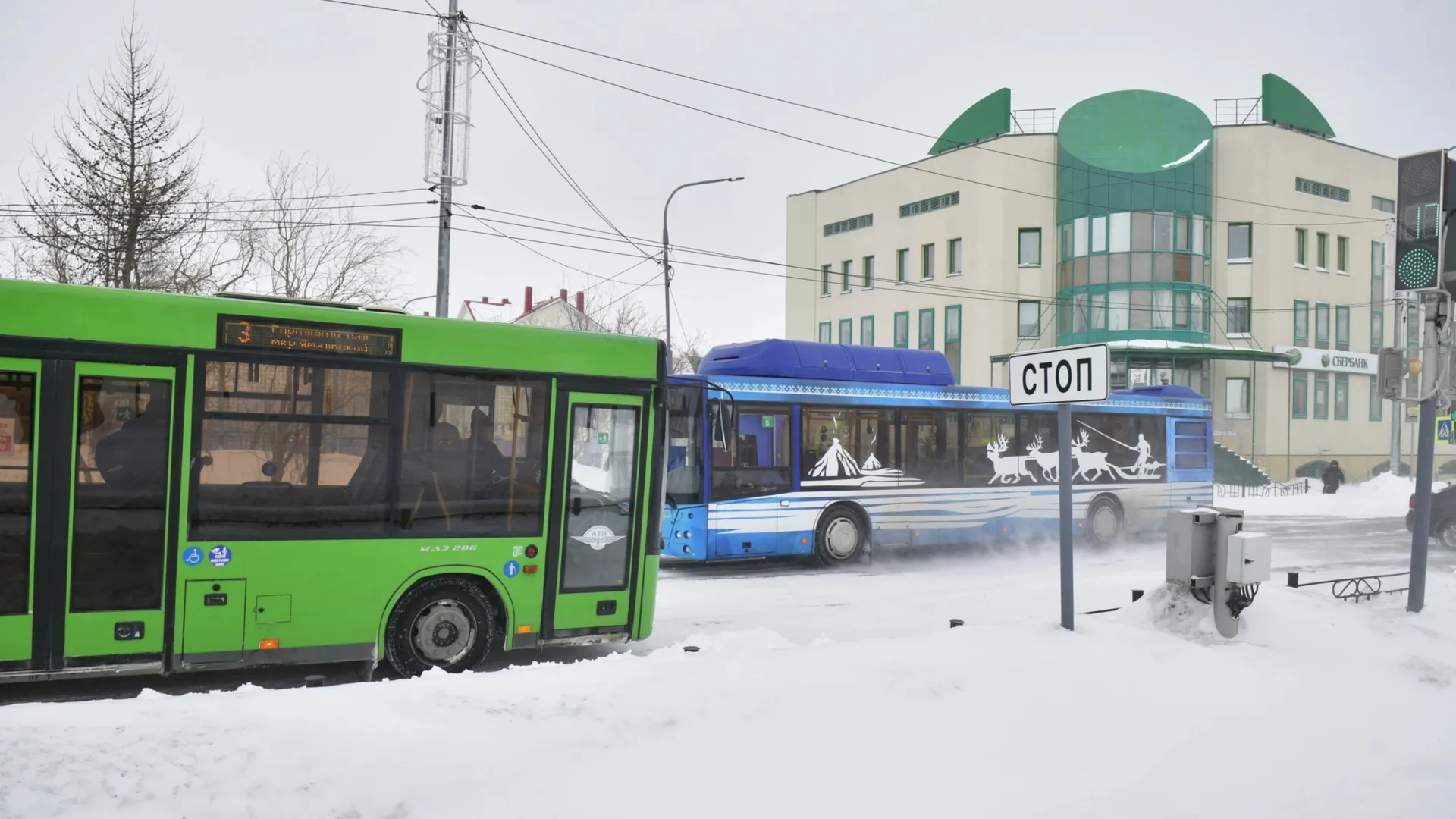 В 2024-м салехардцам пообещали увеличить количество рейсов и продлить маршрут № 8. Фото: Андрей Ткачев / «Ямал-Медиа»