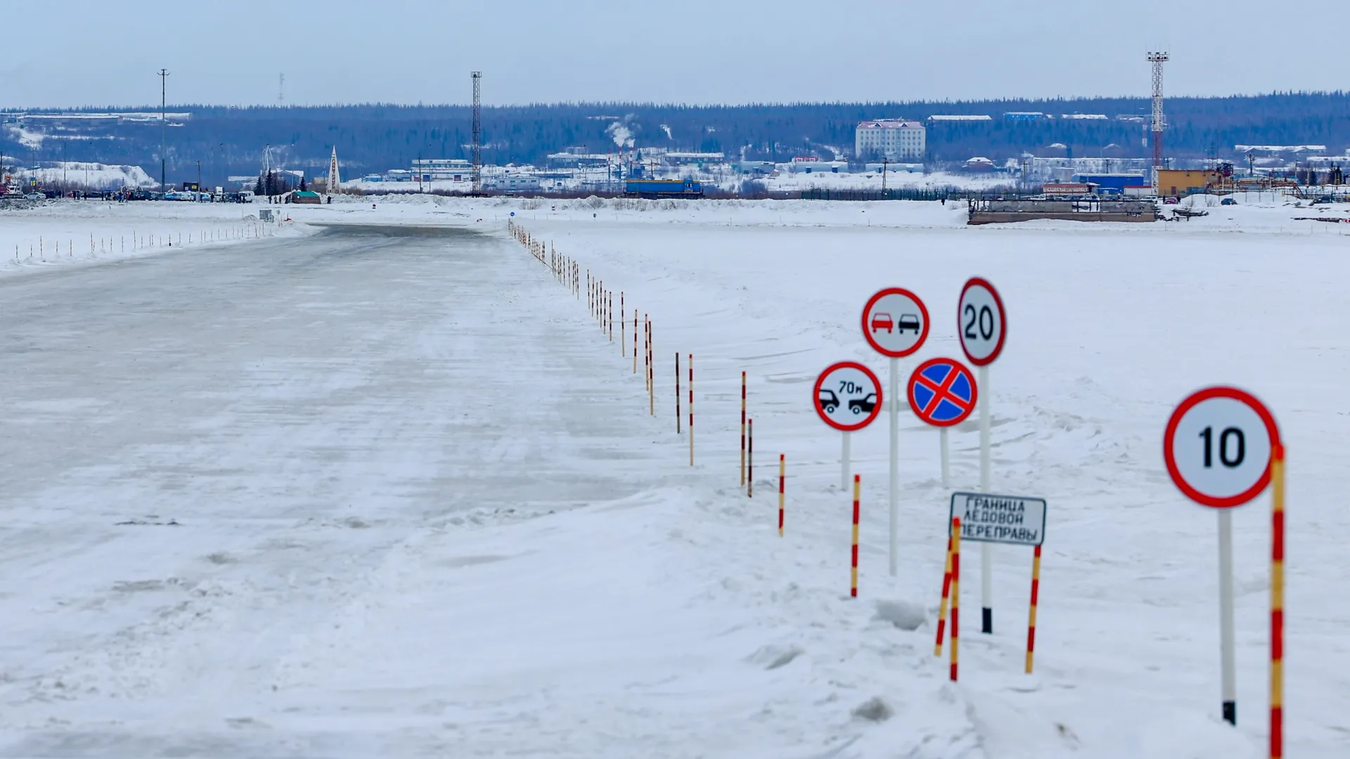 Ледовая переправа через Обь открылась 29 ноября. Фото: Андрей Ткачев / «Ямал-Медиа»