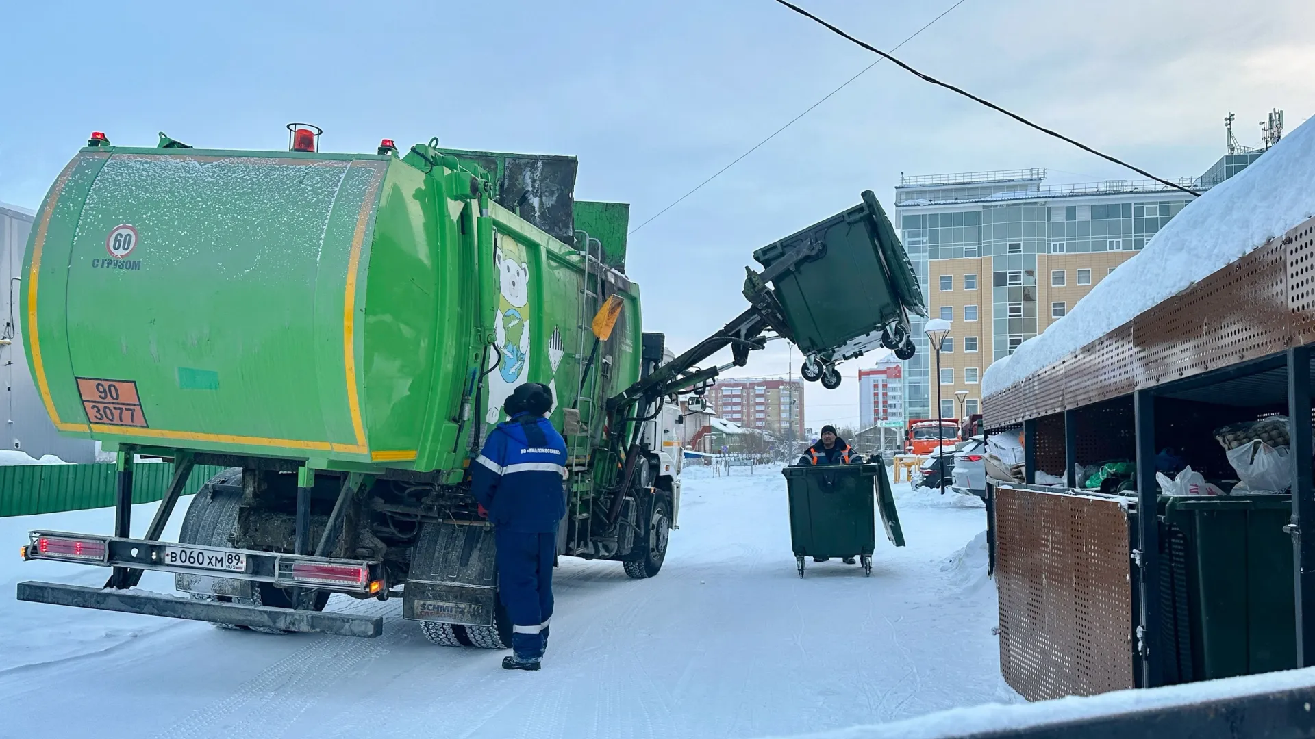 Работе мусоровозов очень часто мешают припаркованные рядом с площадкой машины. Фото: Андрей Ткачев / «Ямал-Медиа»