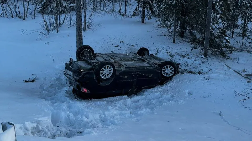 Опрокинувшаяся Mazda. Фото предоставлено Госавтоинспекцией ЯНАО