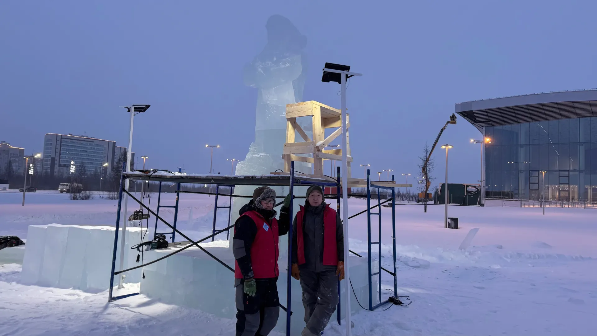 Иван и Роман из Якутии возводят скульптуру «Писательный город». Фото: Татьяна Крачук / «Север-Пресс»