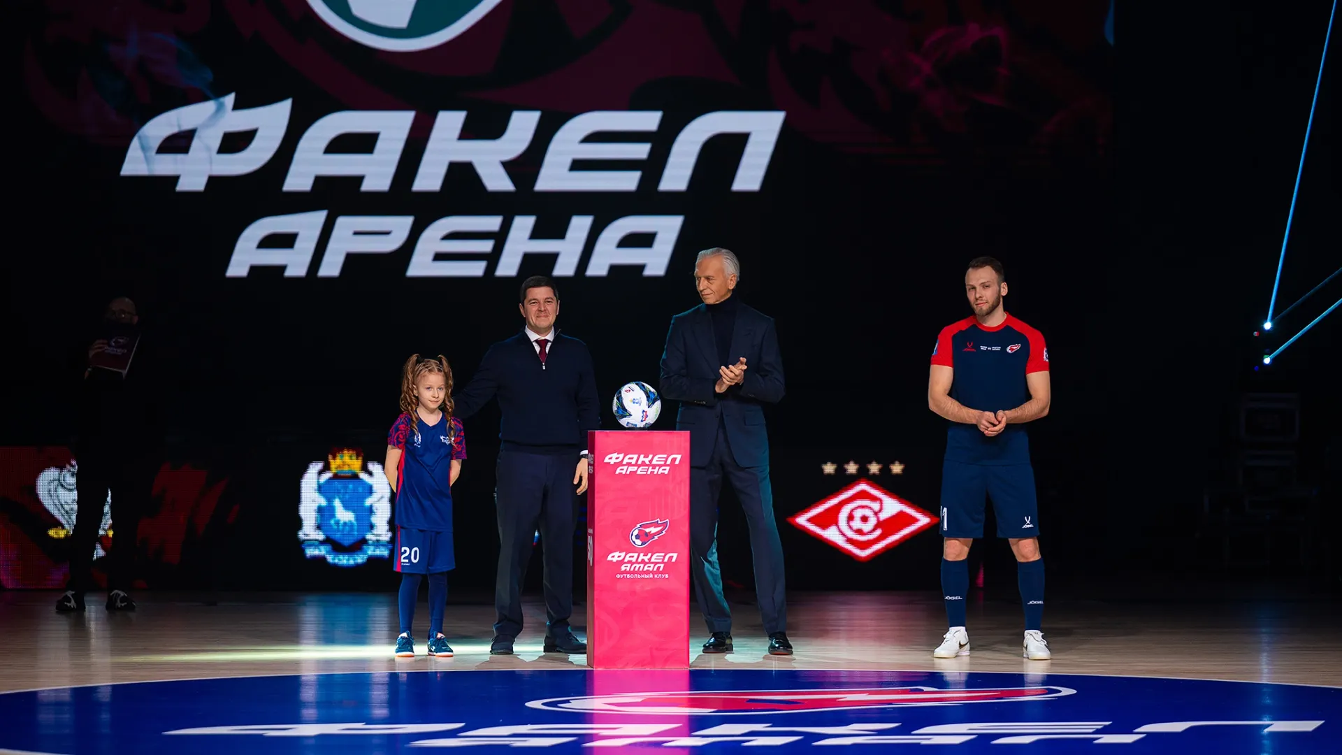 Дмитрий Артюхов и Александр Дюков на церемонии открытия подписали памятный мяч. Фото: Анастасия Куманева / пресс-служба губернатора ЯНАО