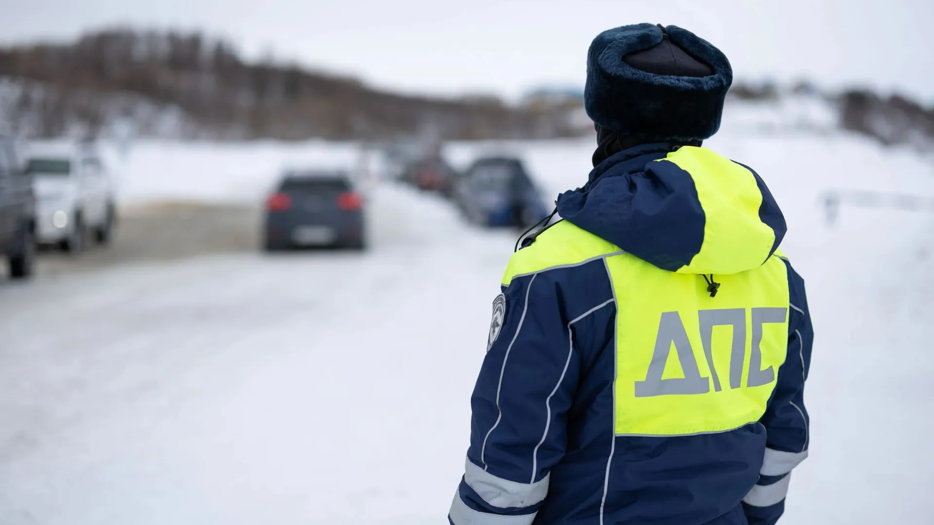 Патруль ДПС пришел на помощь пассажирам сломанного автобуса. Фото: Юлия Чудинова / «Ямал-Медиа»