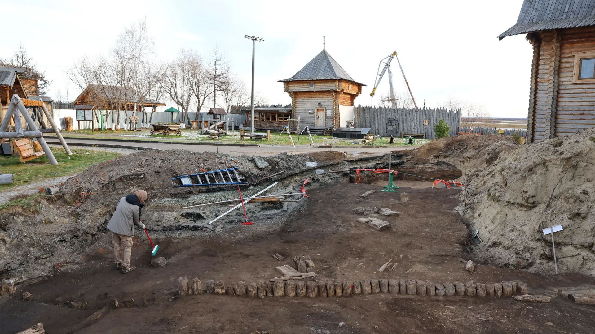 Основание старинной стены сделано из местной лиственницы. Фото: Андрей Ткачев / «Ямал-Медиа»