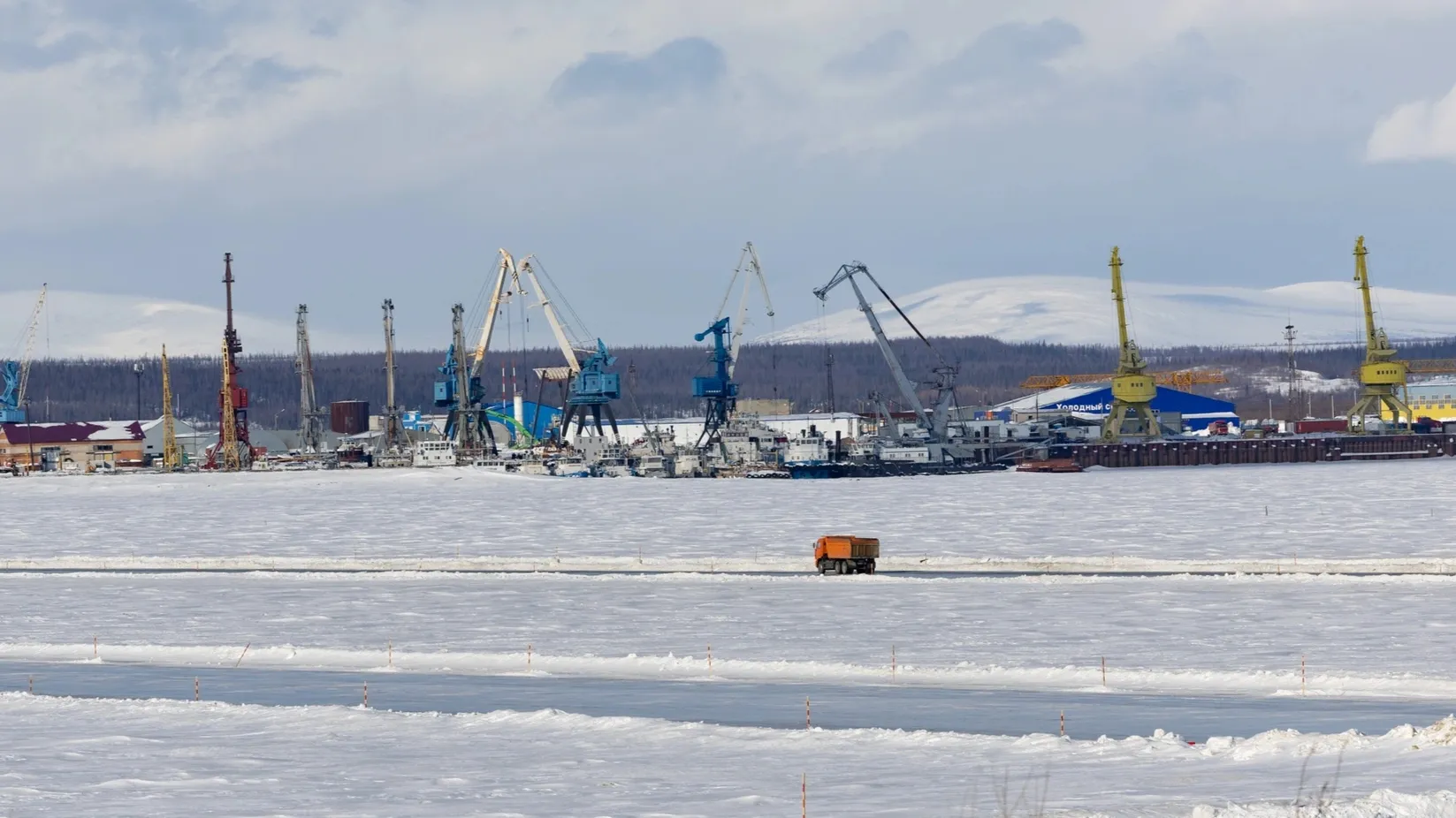 С приходом весны на зимниках Ямала начали вводить ограничения.  Фото: Юлия Чудинова / «Ямал-Медиа»