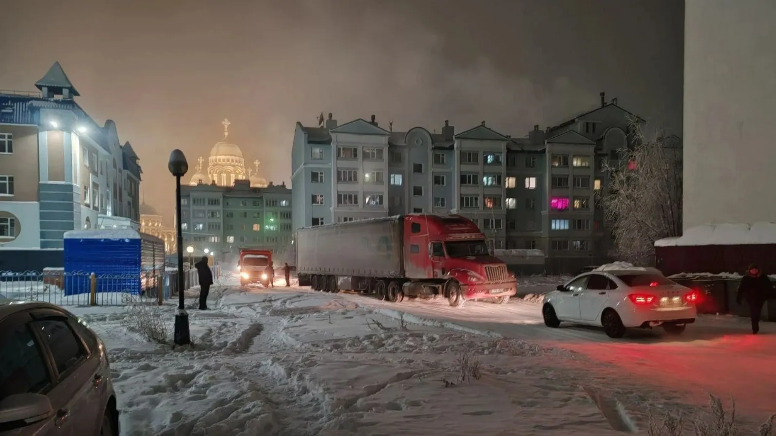 Салехардцы ринулись на помощь застрявшему в сугробе водителю фуры. Фото: vk.com/public186055277