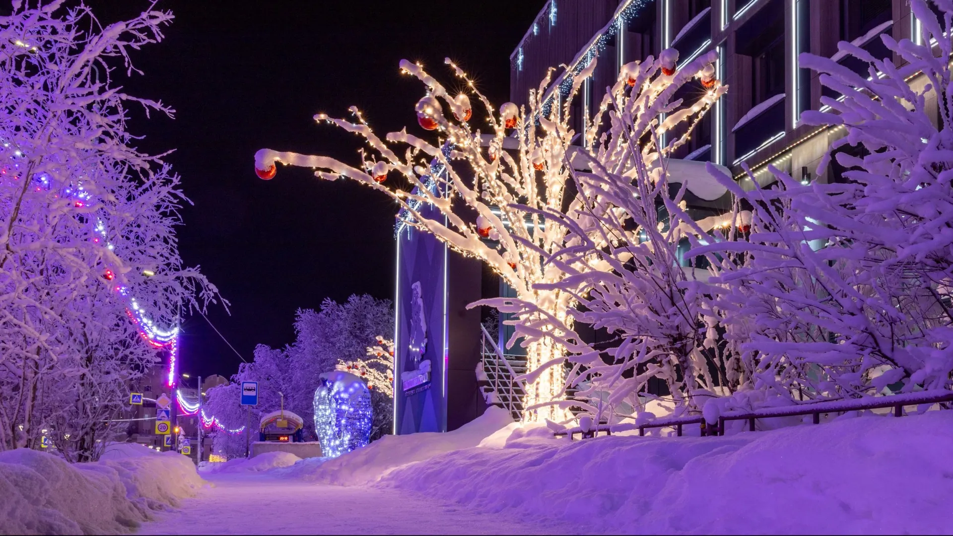 Сказочный лес в центре Салехарда наводит на мысли об Алисе в Стране чудес. Фото: Федор Воронов / «Ямал-Медиа»
