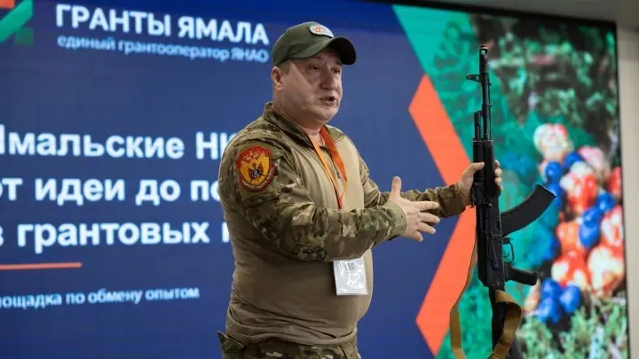 Атаман Дмитрий Репин рассказывает об автомате Калашникова. Фото: Федор Воронов / «Ямал-Медиа»