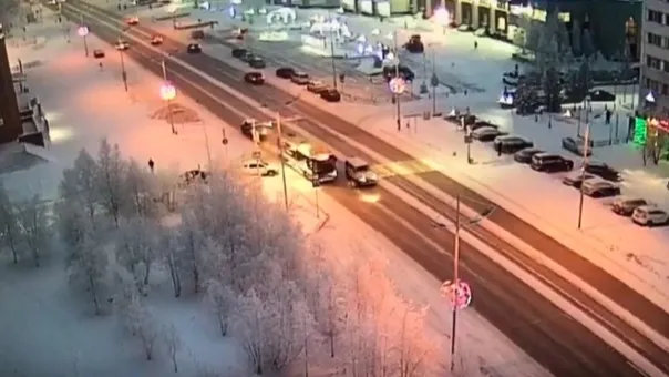 Момент ДТП в Новом Уренгое попал на видео. Фото: скрин видео предоставлено ОГИБДД Нового Уренгоя