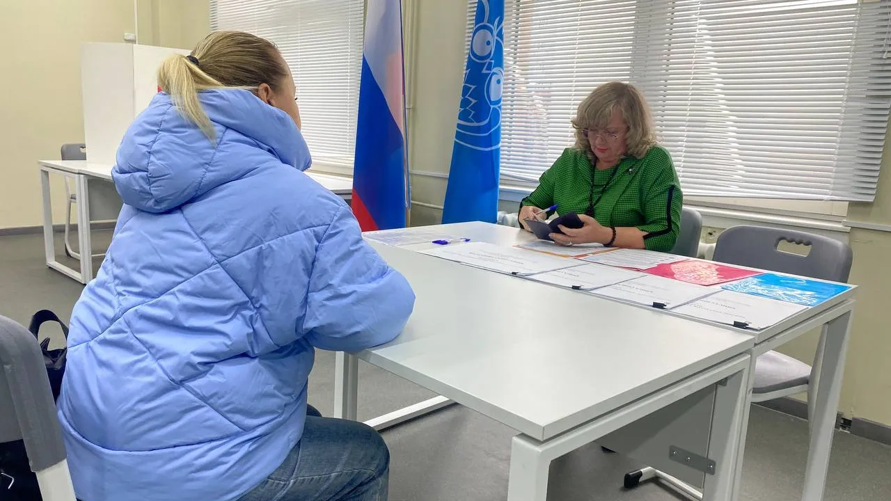 В Новом Уренгое и Ноябрьске проходит досрочное голосование жителей новых регионов РФ. Фото:  Избирком ЯНАО.