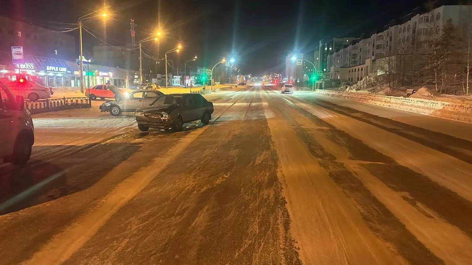 В Ноябрьске выясняют обстоятельства ночного ДТП с пострадавшим. Фото: t.me/gibdd89