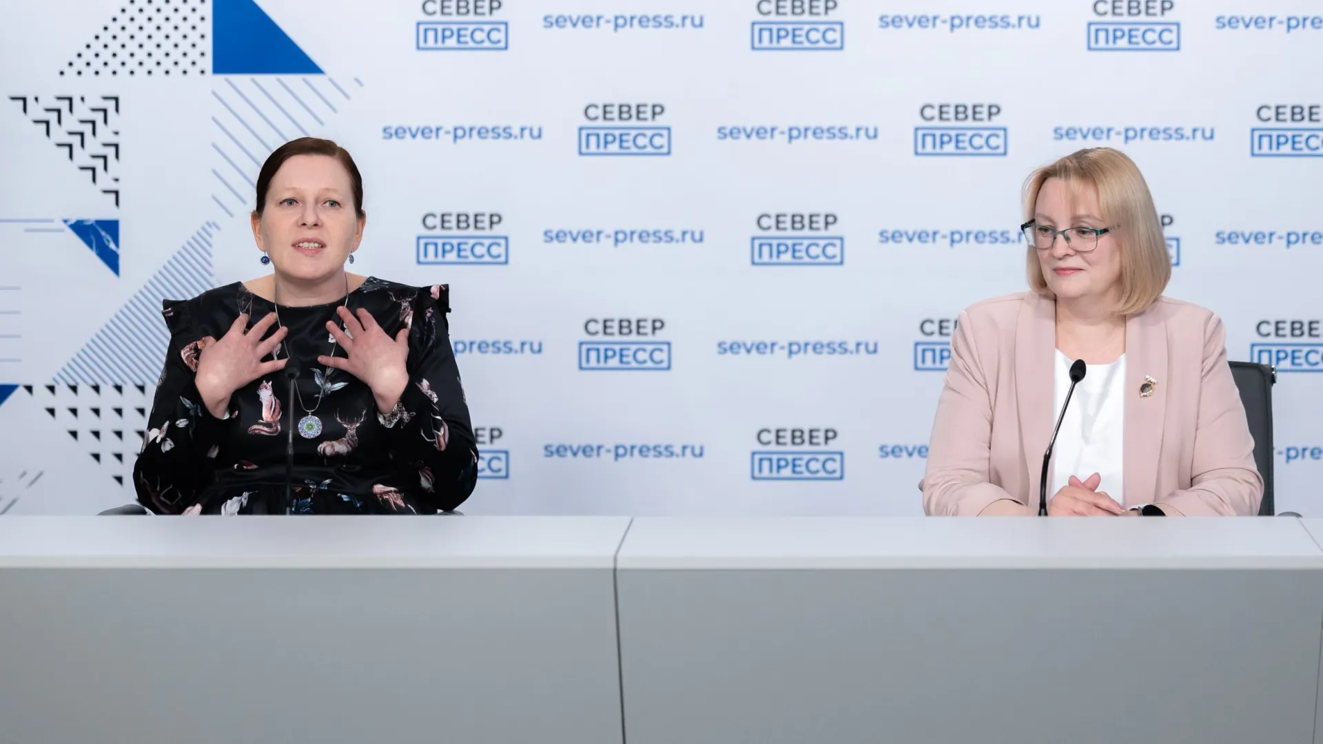 Елена Ульева и Наталья Куленцова рассказали, как появилась идея встречи в Салехарде. Фото: Александр Чирва / «Ямал-Медиа»