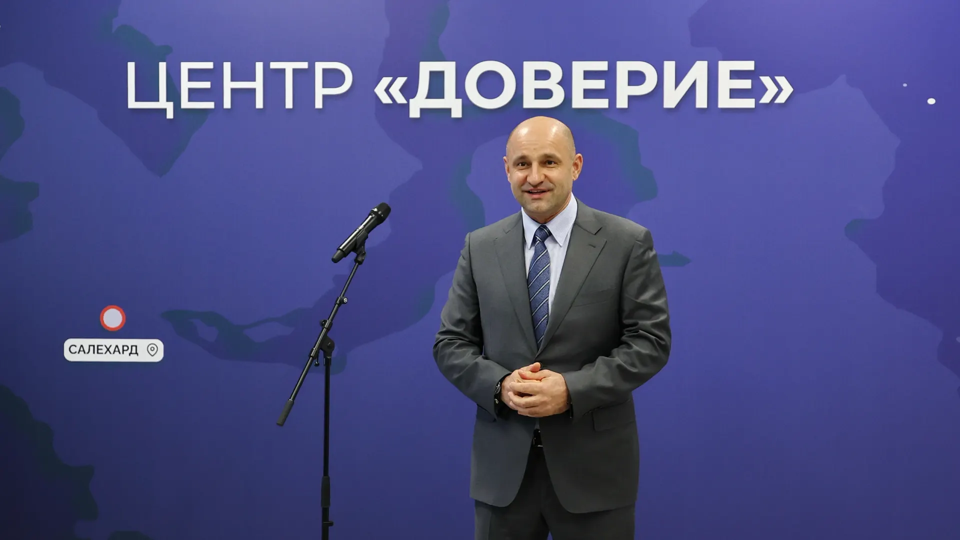 Артем Жога посетил центр «Доверие» в Салехарде. Фото: Андрей Ткачев / «Ямал-Медиа»