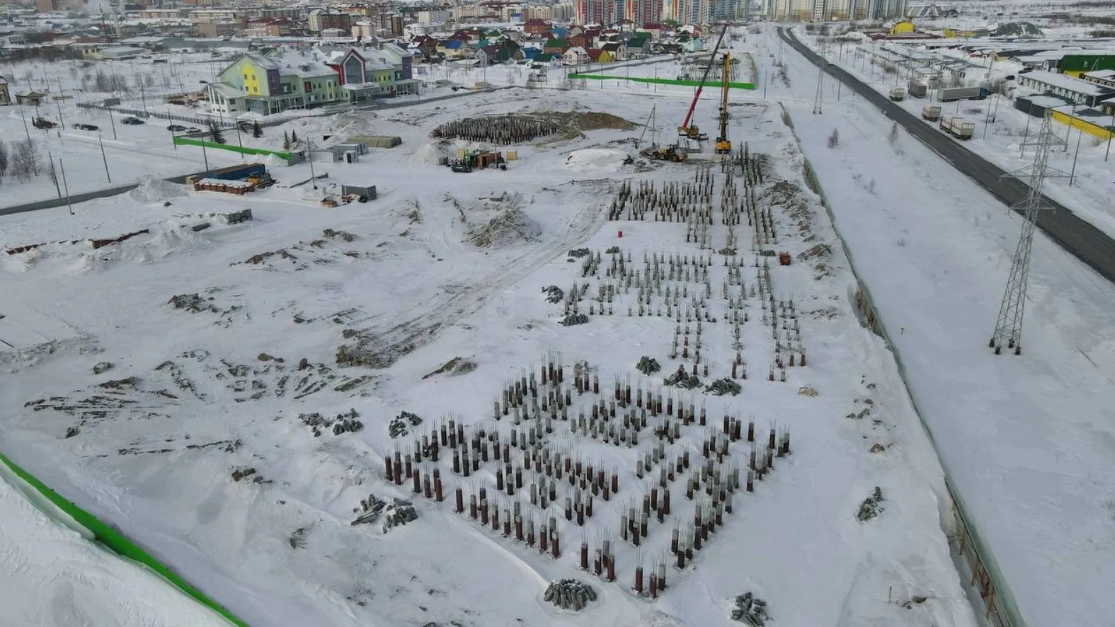 В микрорайоне «Восточный» вбили сваи под 8 из 10 многоквартников. Фото: t.me/stroim_yamal