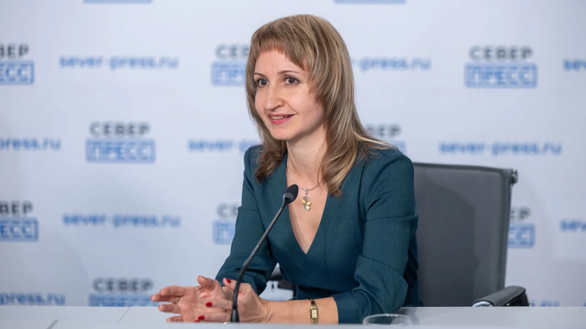 Юлия Ремизова рассказала, чем проект отличается от всех предыдущих выставок. Фото: Александр Чирва / «Ямал-Медиа»