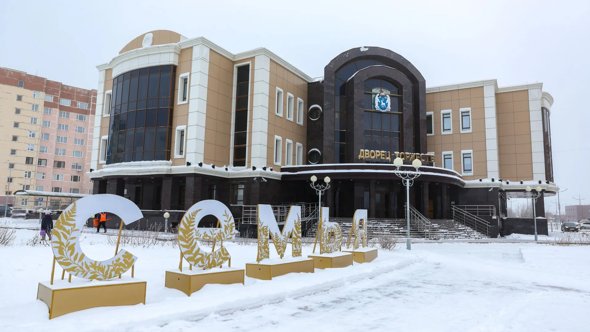 Летом послушать классическую музыку горожане приходили к ЗАГСу. Фото: Андрей Ткачев / «Ямал-Медиа»