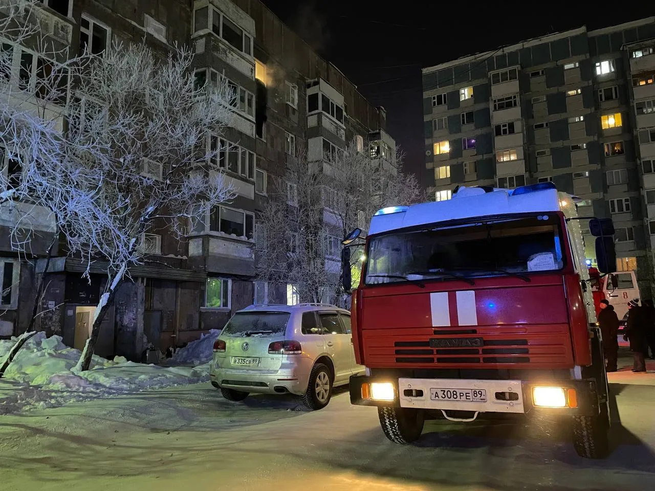 В Новом Уренгое из горящей квартиры вывели двух неизвестных | Север-Пресс