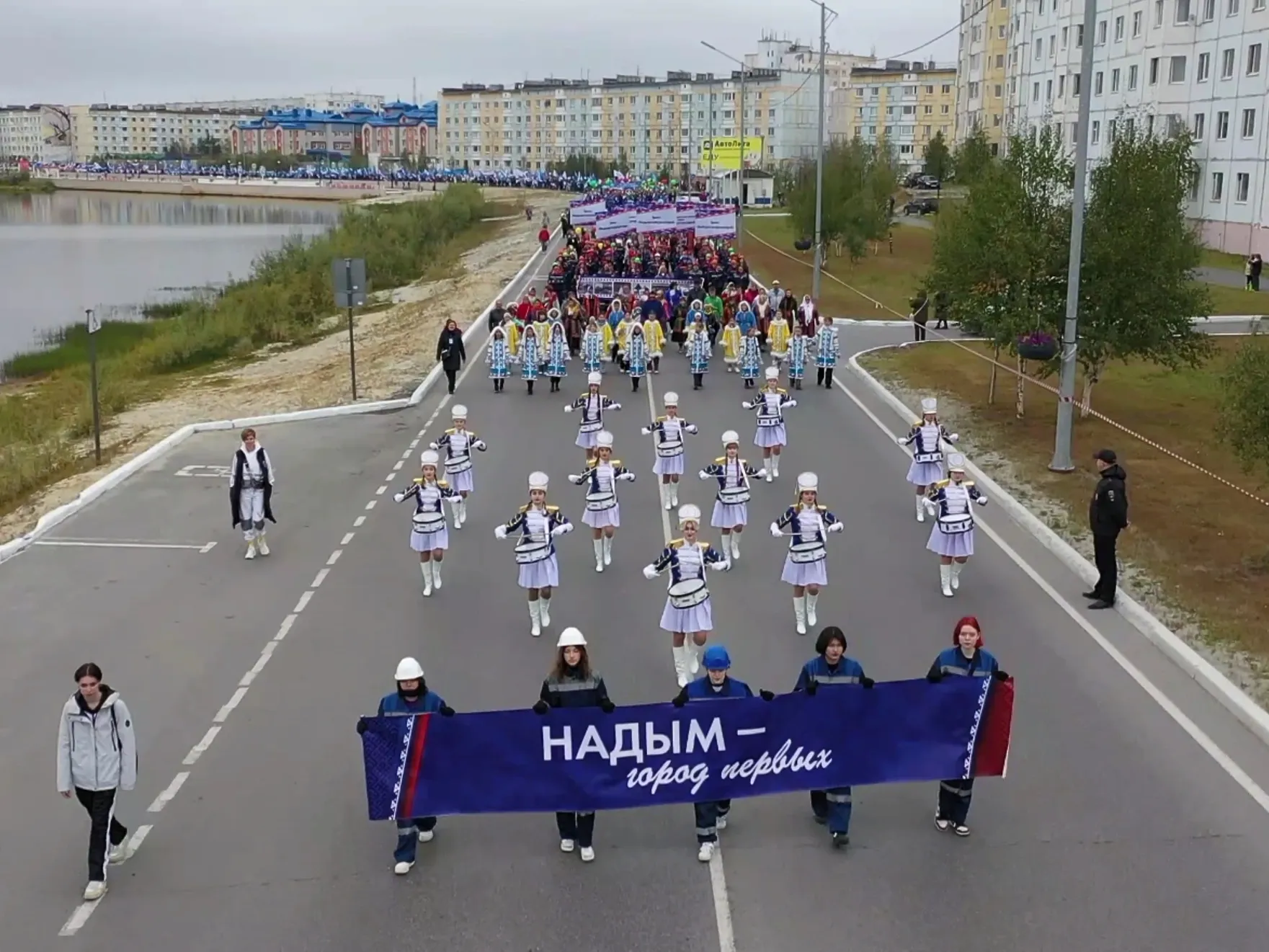 В Надыме масштабное стилизованное шествие сняли с высоты птичьего полета |  Север-Пресс