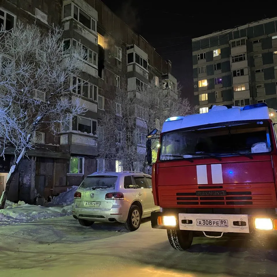 В Новом Уренгое из горящей квартиры вывели двух неизвестных | Север-Пресс